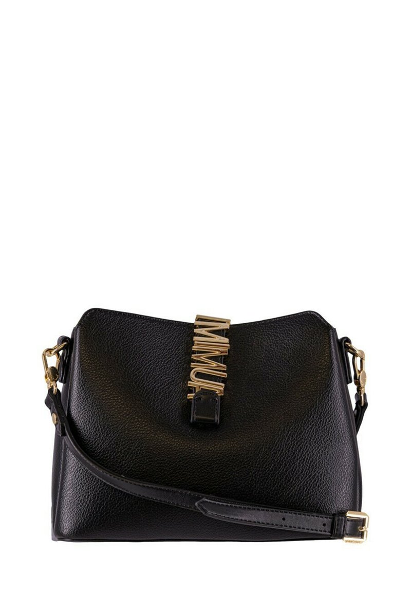 Borsa a tracolla in pelle nera con finitura texture, dettagli in metallo dorato e chiusura con patta. Include una tracolla rimovibile.