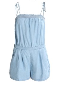 Combinaison en denim bleu clair avec bretelles spaghetti ajustables, corsage froncé et taille élastiquée. Comprend des poches latérales et un short ample.
