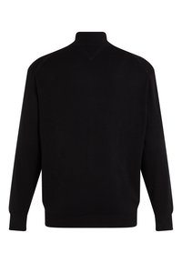 Schwarzer Langarmpullover mit hohem Rippenkragen, gerippten Bündchen und geripptem Saum, von hinten auf weißem Hintergrund gezeigt.