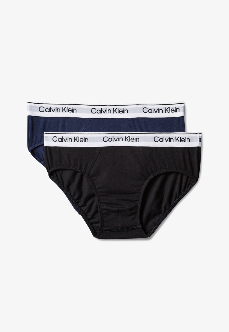 Zwei Calvin Klein Herren-Slips, einer schwarz und einer marineblau, jeweils mit einem weißen Bund mit dem Calvin Klein Logo.