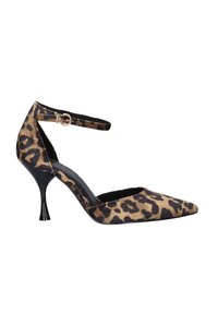 Zapatos de tacón alto con estampado de leopardo, puntera afilada, interior de tela negra, correa delgada al tobillo y tacón de aguja negro.