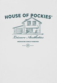 Grafika obsahuje ilustraci domu s textem 'Dům Pockies' nahoře, umístěnou na bílém pozadí. Další text zahrnuje 'Volnočasová estetika' a 'Mediokré od věčnosti'.