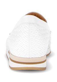 Witte schoen met geweven textuur op het bovenwerk, een beige voering en een lichtbruine rubberen zool. Heeft een ontwerp met lage achterkant voor gemakkelijk aan- en uitrekken.