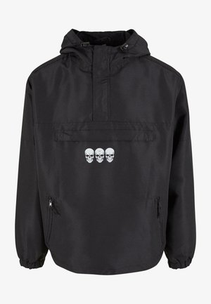 Juodas megztinis su gobtuvu, turintis priekinę kišenę ir užtrauktuko šonines kišenes. Krūtinės srityje pavaizduoti trys balti kaukolės.