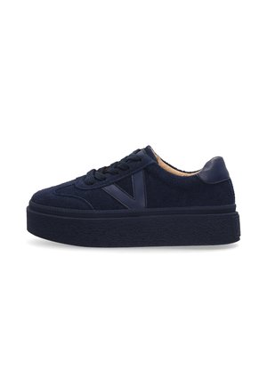 Mørkeblå platform-sneakers med tekstureret stofoverdel, snørelukning foran og syet "V" detalje på siden.