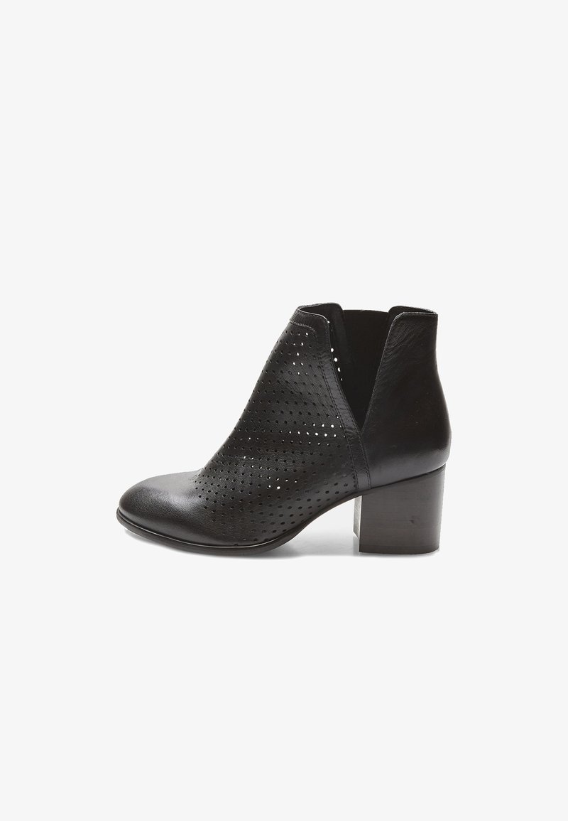 Juodas odinis kulkšninis botas su perforuotu dizainu, apvaliu nosiu ir vidutinio aukščio blokiniu kulnu. Lygi tekstūra ir elegantiška siluetas.