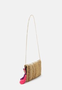 Woven bag na rameno z přírodního slámy v béžové barvě se zlatým řetízkovým popruhem. Obsahuje barevné třásně v růžové, fialové a zelené barvě.