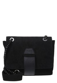 Mustat mokkanahkainen käsilaukku, jossa on teksturoitu nahkahihna. Varustettu läpällä, hopeisilla yksityiskohdilla ja irrotettavalla ketjuhihnalla. Kompakti suorakulmainen muoto.
