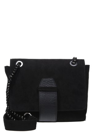 Sac à main en daim noir avec une bandoulière en cuir texturé. Doté d'une fermeture à rabat, de ferrures en argent et d'une bandoulière en chaîne amovible. Forme rectangulaire compacte.