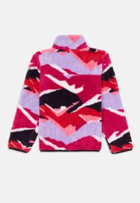 Kunstkaruskin õhuke pullover, millel on mitmevärvilised siksakmustrid; sisaldab roosa, punase, lilla ja musta toone; kõrge krae; pehme tekstuur.