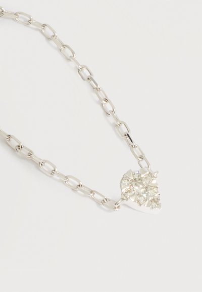 Ασημένιο κολιέ με αλυσίδα και μενταγιόν σε σχήμα καρδιάς διακοσμημένο με μικρές λαμπερές καθαρές πέτρες.