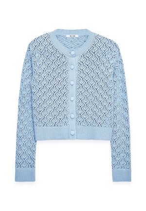 Gaiši zils adīts džemperis ar dimanta rakstu, ribotām piedurknēm un apakšmalu, ar pieciem pogām priekšpusē un apaļu kakla izgriezumu.