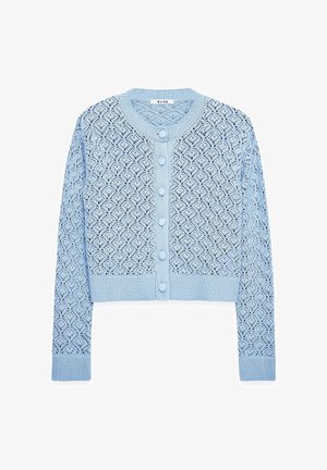 Hellblauer, gestrickter Cardigan mit Rautenmuster, mit gerippten Bündchen und Saum, ausgestattet mit fünf Knöpfen auf der Vorderseite und einem runden Ausschnitt.