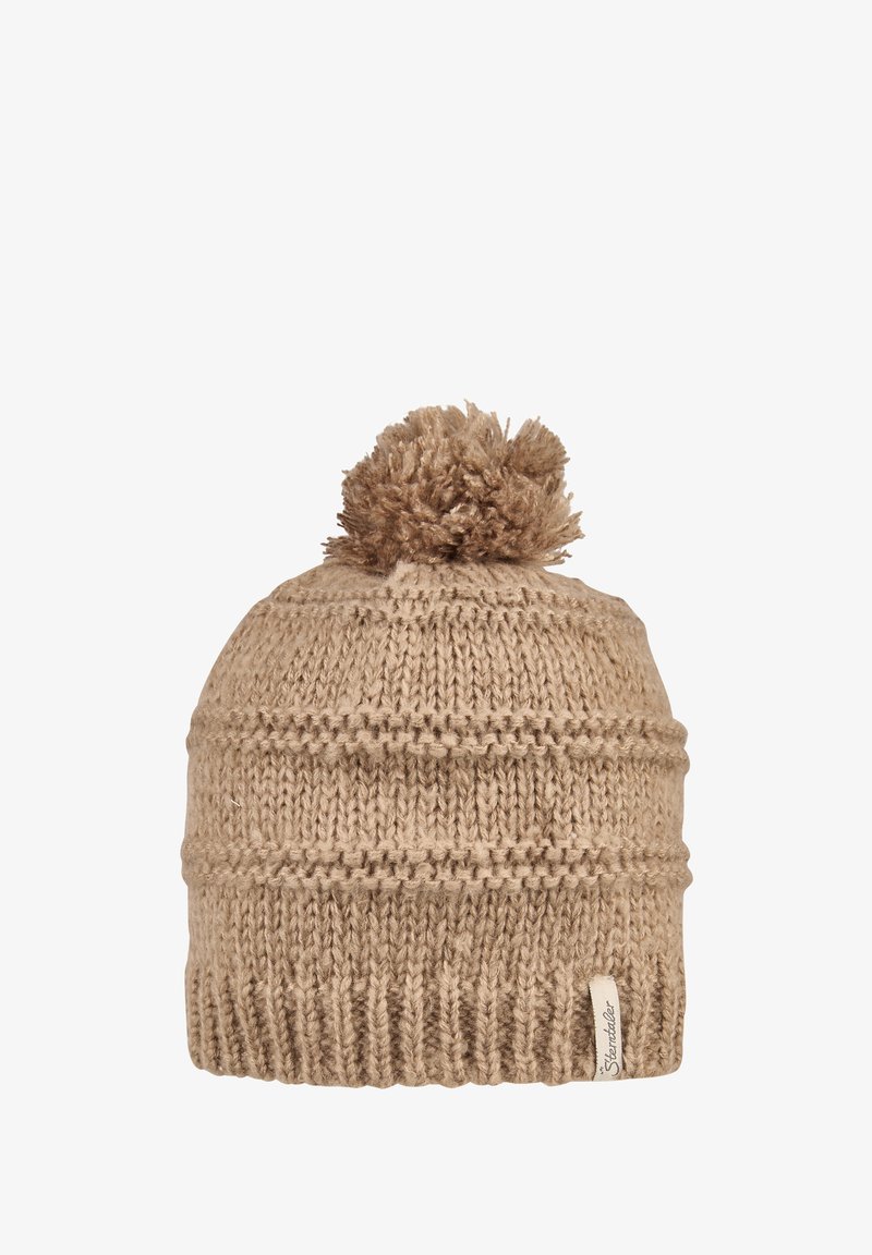 Strickmütze in hellbraun mit einem strukturierten Design, versehen mit einem flauschigen Pom-Pom oben und einem dezenten Markenetikett an der Seite.
