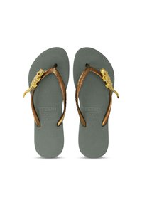 Grijze flip-flops met een getextureerde voetbed, bruine banden, en een gele hagedisaccent versierd met rhinestones op elke band.