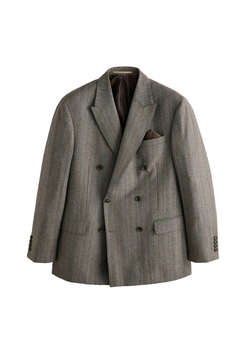 Dwurzędowa marynarka z szarej wełny w jodełkę, z klapami, kieszenią na piersi oraz dwiema przednimi kieszeniami z detalami w postaci guzików.