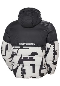 Chaqueta acolchada con capucha en blanco y negro. Presenta patrones de texto en negrita y un logo en la parte posterior, ofreciendo un diseño contrastante.