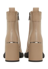 Beige nahka ankle boots, joissa on vetoketju, pyöreä kärki ja lohkarekorko. Ominaisuuksiin kuuluvat pystysuora ompelu ja metalliset yksityiskohdat korkossa.