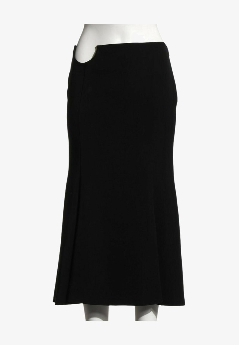 Jupe midi noire avec taille cintrée et fente latérale discrète, présentée sur un mannequin blanc sur fond uni.