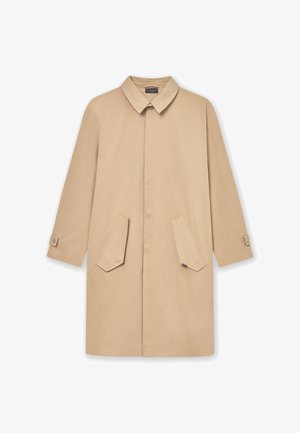Beżowy płaszcz z kołnierzykiem, cztery widoczne guziki, dwie naszywane kieszenie oraz mankiety na guziki. Wykonany z gładkiego materiału, o prostym kroju.