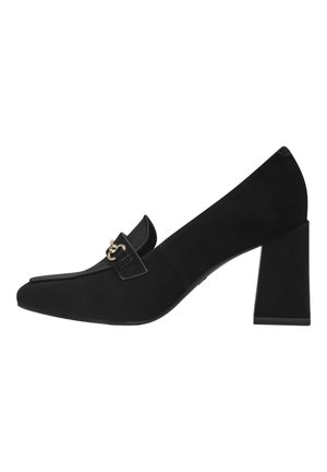 Chaussure noire en daim à talon block et à bout pointu, dotée d'une sangle décorative et de détails en métal doré. Texture lisse, design minimal.