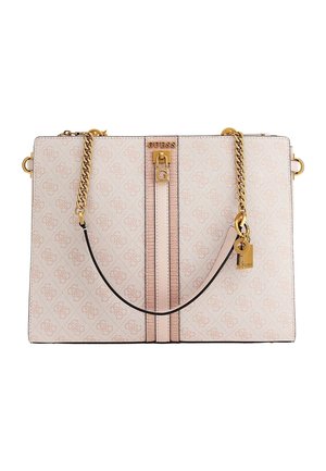Beige Guess -laukku, jossa logo kaikkialla, kultaiset ketjuhihnat, edessä pystysuora vaaleanpunainen raita ja kultainen riippulukon koriste.