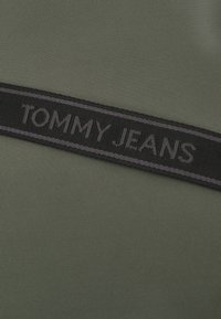 Tommy Jeans ESSENTIAL DAILY MESSENGER UNISEX - Skulderveske - pewter green