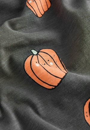 Grauener Stoff mit orangefarbenen Kürbisillustrationen und grünen Stielen. Die Textur ist weich, und das Design hat schwarze Konturen und Gesichtszüge.