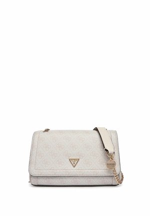 Beżowa torebka na ramię Guess z nadrukiem wzoru logo, z klapkowym zamknięciem, paskiem na łańcuszku w kolorze złotym i okrągłą zawieszką z logo.