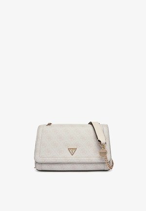 Borsa a tracolla Guess beige con stampa del logo decorata, chiusura con patta, tracolla a catena color oro e dettaglio con ciondolo rotondo con logo.