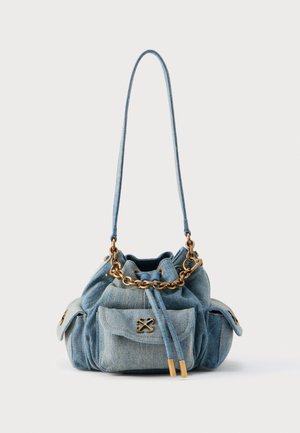 Geantă de tip bucket din denim cu închidere cu șnur, detaliu cu lanț auriu, buzunare cu clapetă în față și pe lateral și o curea lungă pentru umăr.
