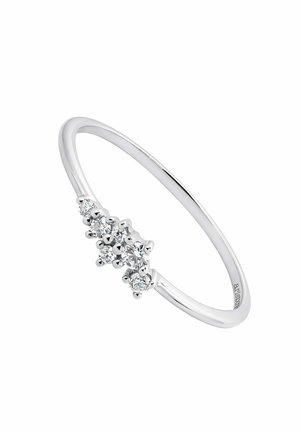 Anillo de plata con una banda delgada que presenta un grupo de pequeñas piedras preciosas redondas y claras dispuestas en fila.