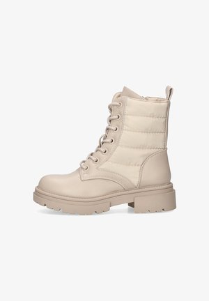Botas de tobillo beige con upper de cuero liso y acolchado. Presentan una punta redonda, cordones y una suela gruesa para mayor tracción.