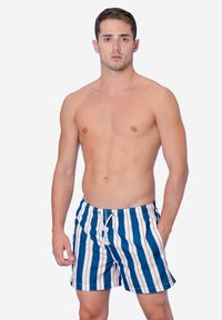 Costume da bagno a righe blu e bianche con accenti arancioni, dotato di una cintura elastica e cordino. Tessuto liscio con una vestibilità comoda.