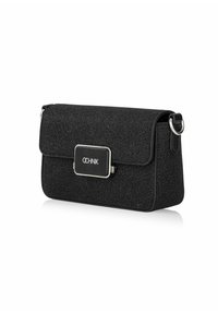 Czarna torebka wykonana z teksturowanej tkaniny o błyszczącym wykończeniu. Posiada prostokątny kształt, zapięcie na klapkę oraz srebrne akcenty metalowe.