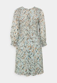 Robe à manches courtes en tissu bleu clair avec un motif éparpillé d'orange, de marron et de noir. Taille smockée et détails de jupe plissée.