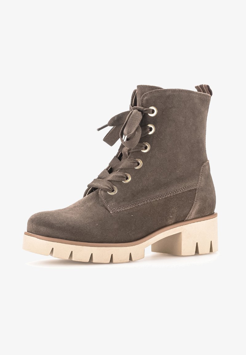 Braune Wildleder-Ankle-Boots mit runder Zehenpartie, Schnürung an der Vorderseite, goldenen Ösen und beigem, klobigen Plateau mit auffälligen Einkerbungen.