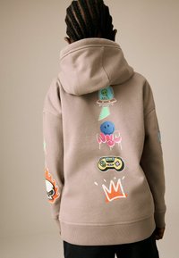 Next REGULAR FIT - GRAPHIC  - Sweat à capuche - stone vibes
