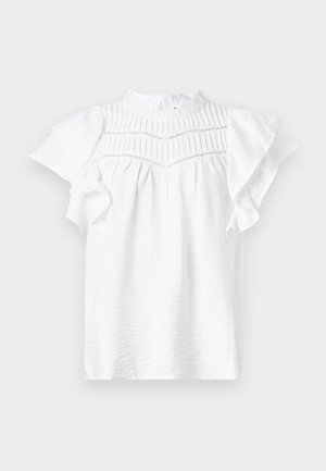Blusa blanca de manga corta con cuello alto, que presenta detalles plisados y mangas acampanadas, fabricada en una tela ligera y texturizada.