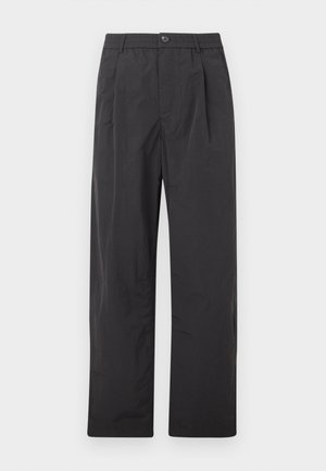 Sorte bukser lavet af letvægtsstof. Har et plisseret design, en elastisk linning med knap og lige ben.