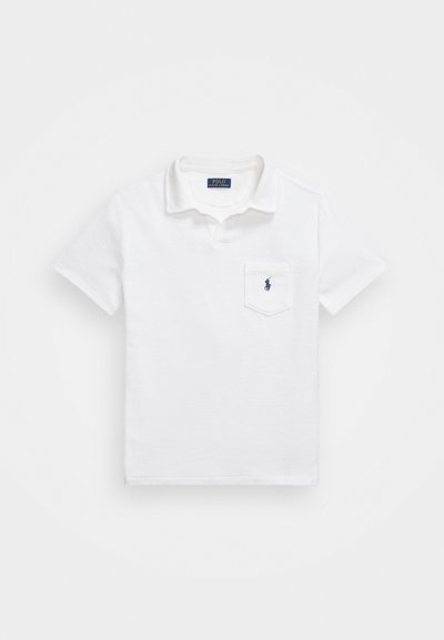 Polo shirt blanc en coton avec une finition texturée, dotée d'un col à trois boutons, de manches courtes et d'un petit logo brodé sur la poche.