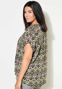 Losse, korte mouwen blouse in groen met een meerkleurig bloemen- en abstract patroon; zachte stof met een relaxte silhouet.