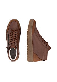 Braune Leder-Sneaker mit strukturiertem Finish, seitlichem Reißverschluss, abgerundetem Zehenbereich und Gummisohlen. Akzentuiert mit Wildleder- und Nahtdetails.