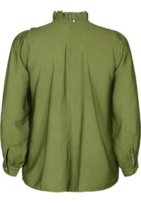 Olivgrön långärmad blus med rynkad hög halsringning, knappstängning bak, puffärmar och knäppta ärmslut.