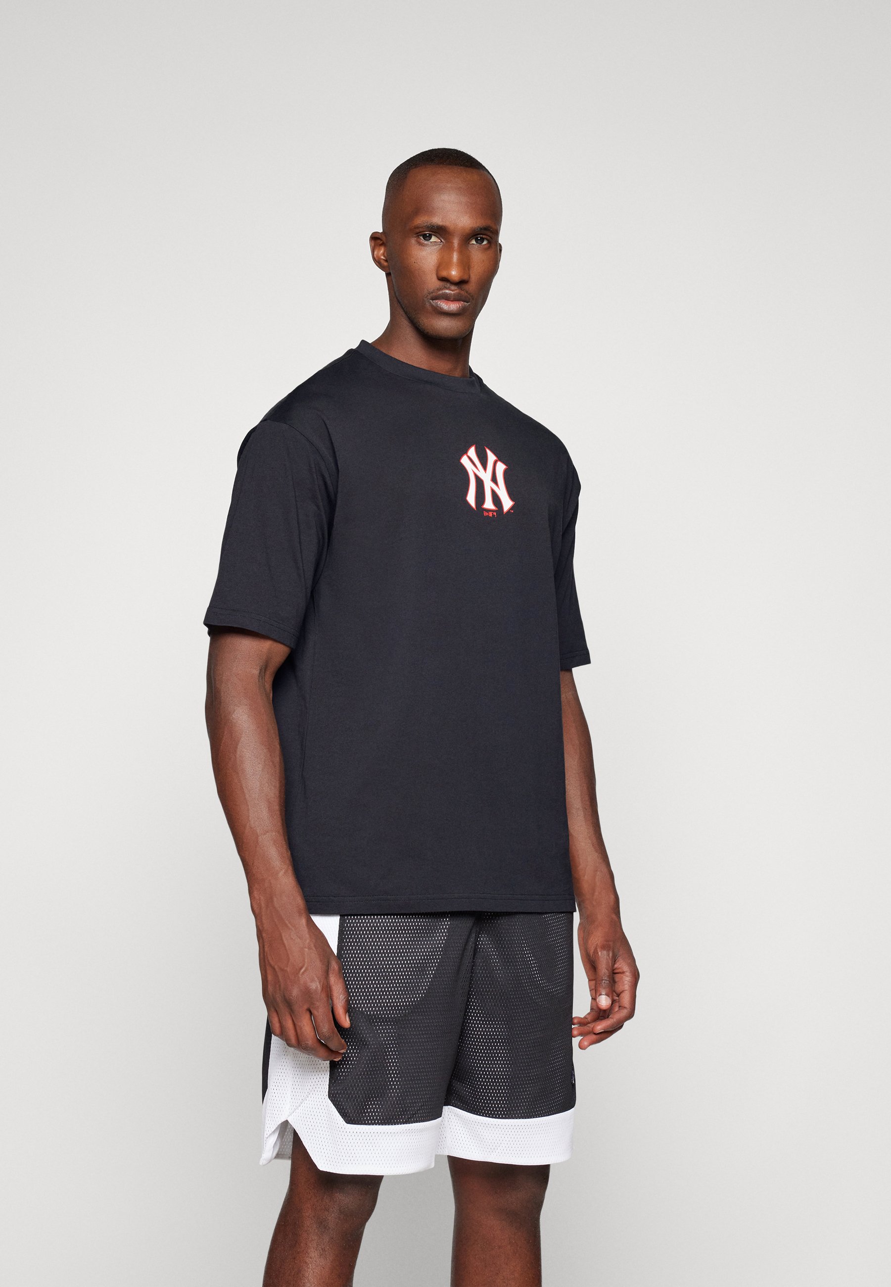 【貴重】T x Sports Illustrated - S.O - C #69 WMNS) Nike Sportswear Oversized T-shirt Asia Sizing 'Sail