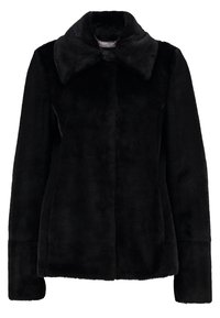 Czarny płaszcz z sztucznego futra z dużym kołnierzem, miękką teksturą i pudełkowym krojem, długimi rękawami oraz bez widocznych zapięć.