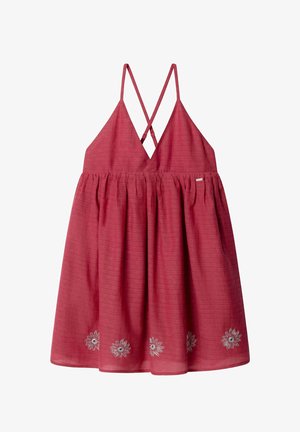 Ärmelloses rotes Kleid mit dünnen, gekreuzten Trägern, geraffter Taille und kleiner silberner Blumenstickerei nahe dem Saum.