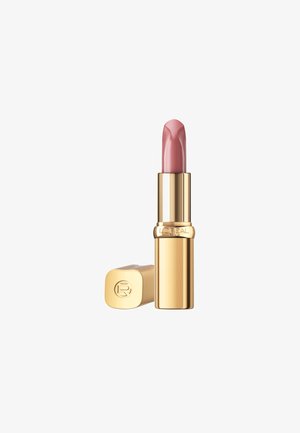 Rouge à lèvres avec un bullet rose crémeux et doux, logé dans un tube doré brillant doté d'un capuchon arrondi et d'un détail de logo gravé.