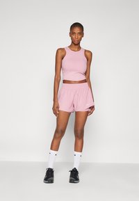 Nike Performance Šortky 2 v 1 - elemental pink/reflective silver