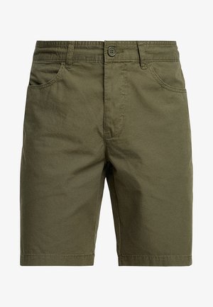 Pantalones cortos para hombre de largo hasta la rodilla en color verde oliva, con bolsillos delanteros, cierre de botones, trabillas para cinturón y detalles de costuras visibles.